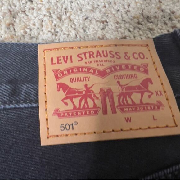 Levi’s Women’s 501 Black Distressed Ripped Raw Hem Jean Shorts Size 26 - Picture 5 of 6